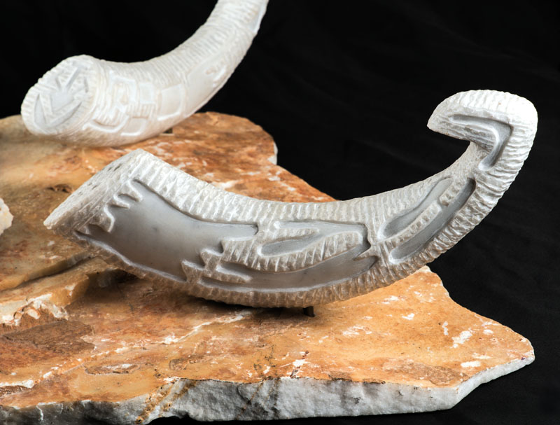 Detail a: A.R. Penck & Frank Breitenbruch, Himmlische Stürzer, 6-teilige Skulptur aus schimmernden weißen Carrara-Marmor bestehend aus einer Stele (50cm), ...