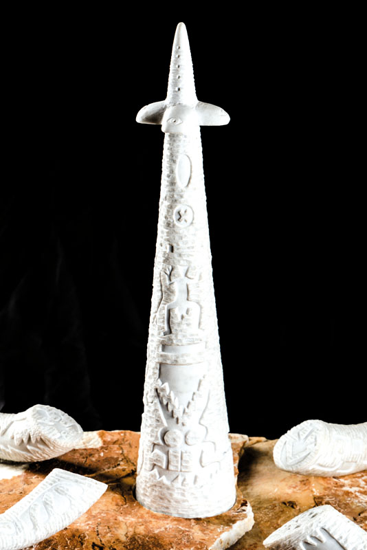 Detail b: A.R. Penck & Frank Breitenbruch, Himmlische Stürzer, 6-teilige Skulptur aus schimmernden weißen Carrara-Marmor bestehend aus einer Stele (50cm), ...