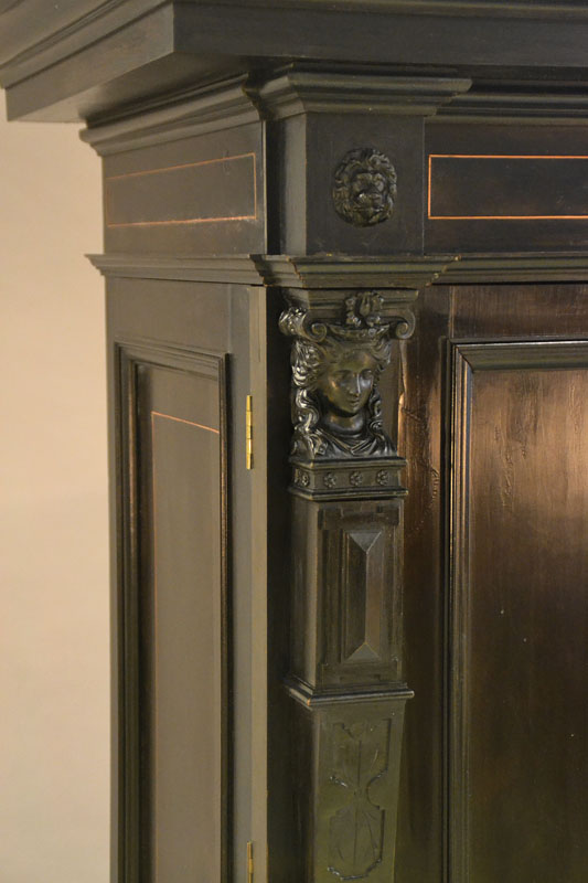 Detail a: Stollenschrank, deutsch, Gründerzeit, um 1870/75, Korpus schwarz poliert, Innenleben mit Wurzelholzfurnier, 2-türig u. 1-schübig, Stollenteil mit ...