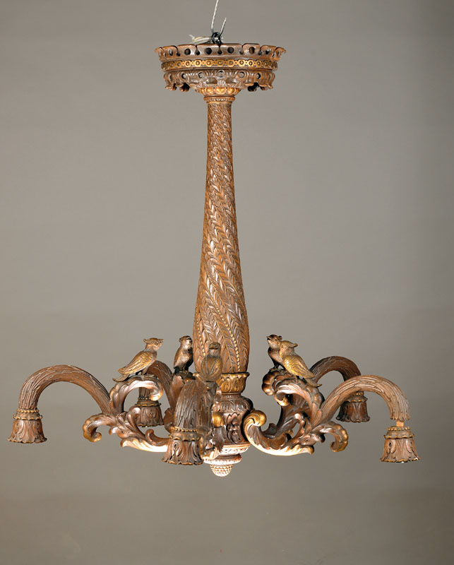Deckenlampe, deutsch, um 1920, Holz geschnitzt, partiell vergoldet, umlaufend in Flachschnitzerei beschnitzt, 5 Arme mit je einer Brennstelle, feiner ...
