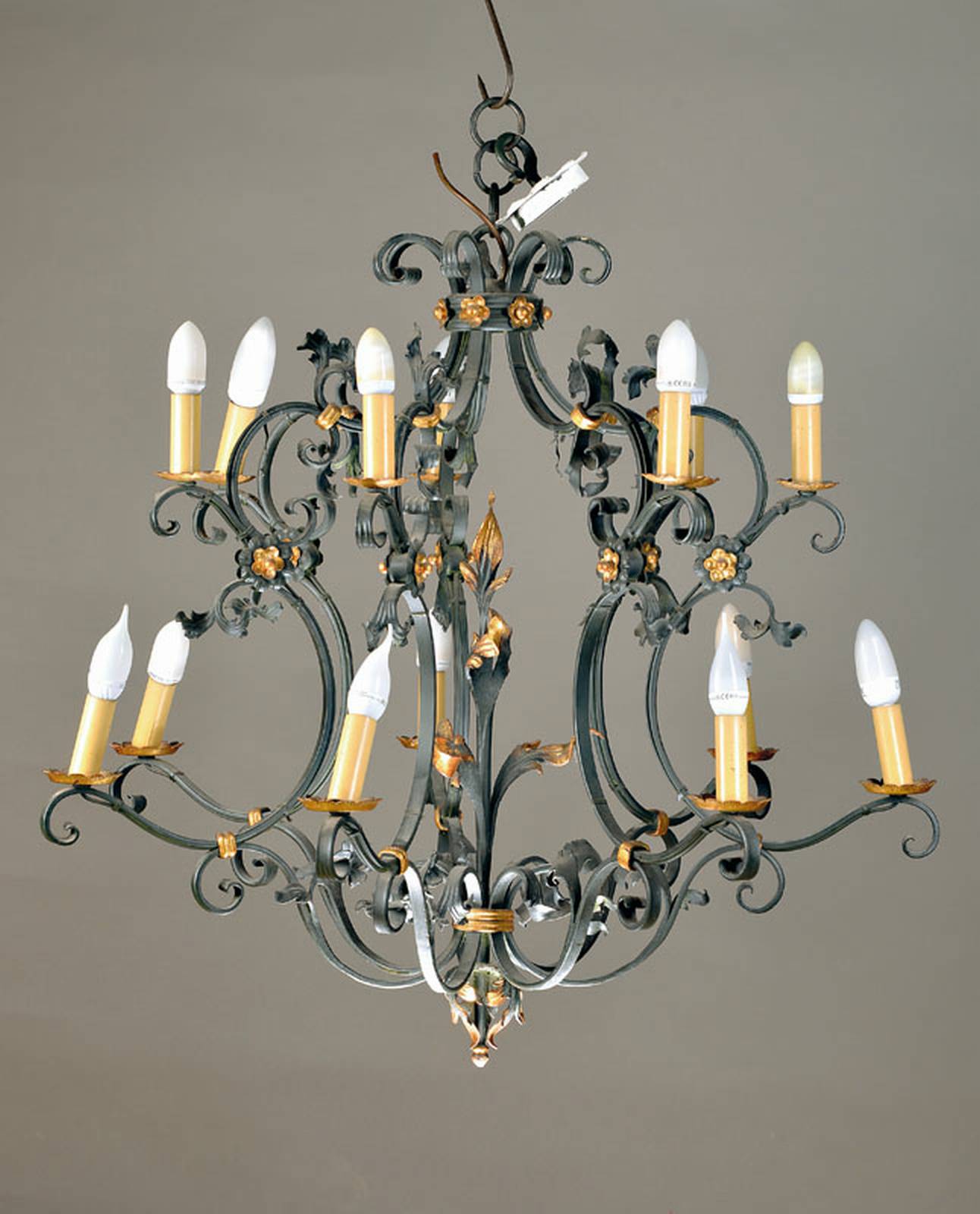 Großer Deckenleuchter, 70er Jahre, Eisen, Firma Reindl, 14 Brennstellen, allseitig geschwungener floraler Dekor, H. ca. 96 cm, D. ca. 95 cm
