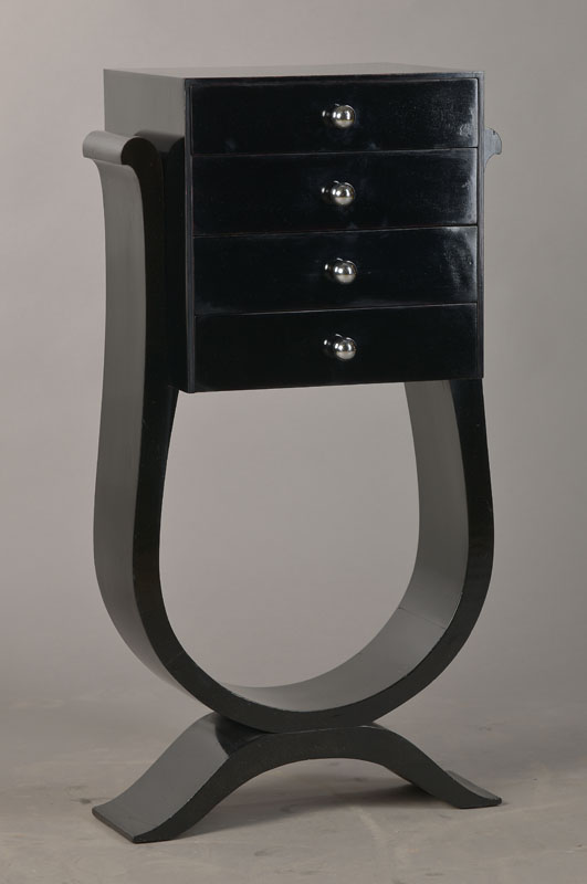 Art-Deco-Schränkchen, 20.Jh., Mahagoni schwarz gelackt, Untergestell in abstrakter Lyra-Form, den 4-schübigen Kasten stützend, Teile sek., ca. ...