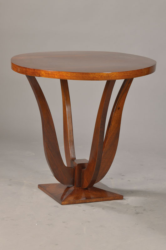 Beistelltischchen, wohl Frankreich, Art-Deco- Stil 20.Jh. Mahagoni massiv, rechteckige Sockelplatte, Tischbeine vasenformig geschweift, runde Platte, ...
