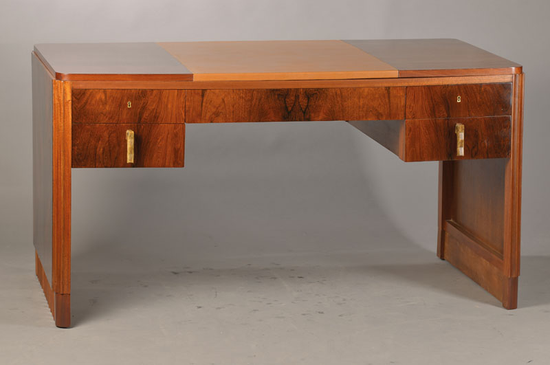 Aufwendiger Art-Deco-Schreibtisch, Frankreich, um 1930, Üppiges Palisanderfurnier, vergoldete Art-Deco-Elemente, Lederschreibfläche, 5-schübig, ...