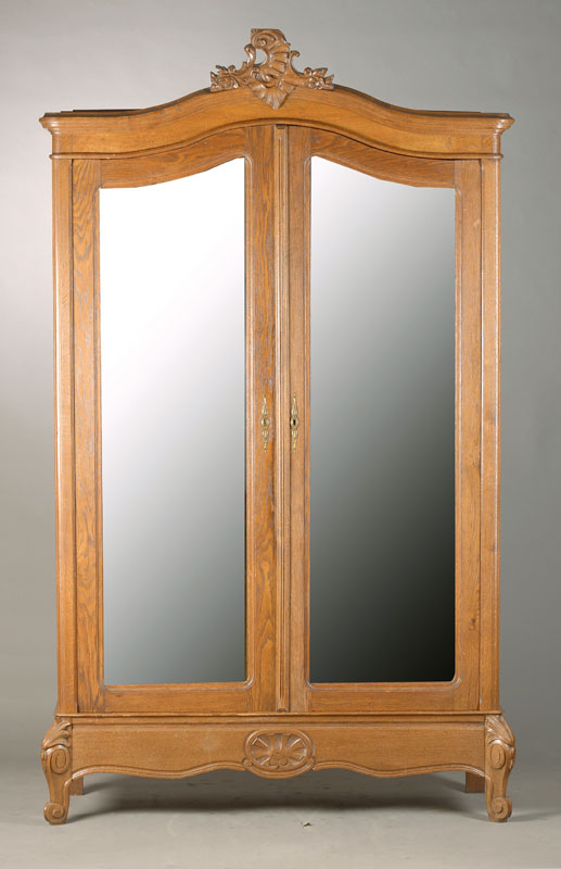 Kleiderschrank, wohl Frankreich, um 1900/10, Eiche massiv, Türen neu verspiegelt u. fac., 2-türig, kein Schlüssel vorhanden, Innen mit ...