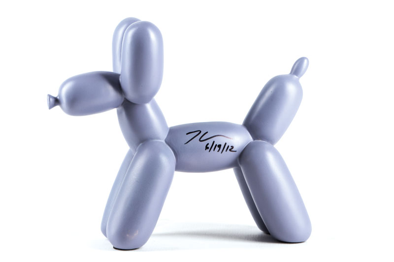 Detail a: Jeff Koons, geb. 1955, Balloon Dog, Skulptur aus Kunstharz, handsign., dat. 6/19/12, ca. 21x26x9 cm, ca. 2 kg