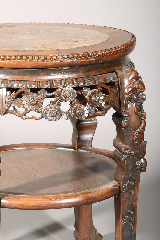 Detail a: Blumentischchen, wohl China, fr. 20.Jh., Marmorplatte, Palisander, schwere Qualität, Beine u. Zarge in stiltypischer Durchbrucharbeit, aufwendige ...
