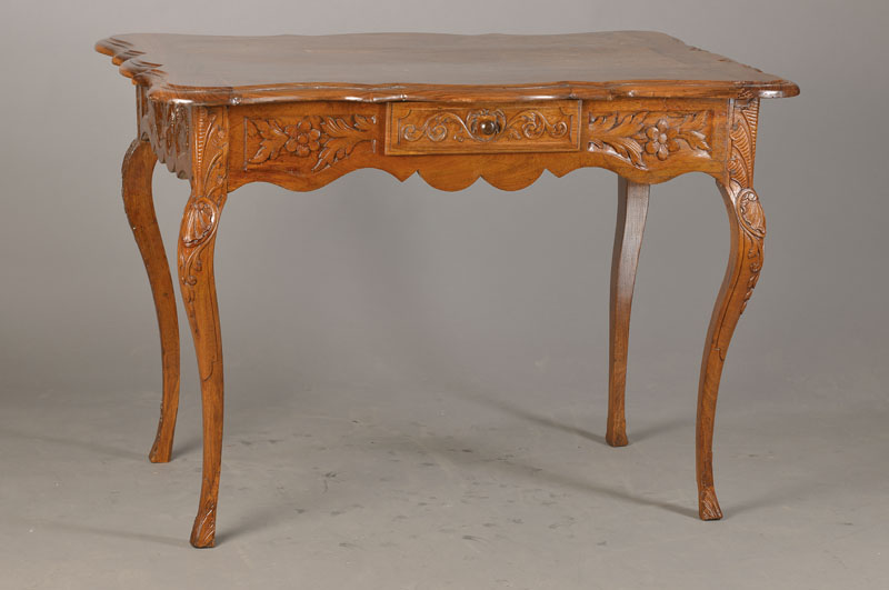 Salontisch, sog. Console de milieu, sog. Mitteltisch, um 1850/60, Nussbaum massiv u. furniert, allseitig geschweift u. verkröpft, Zarge mit ...