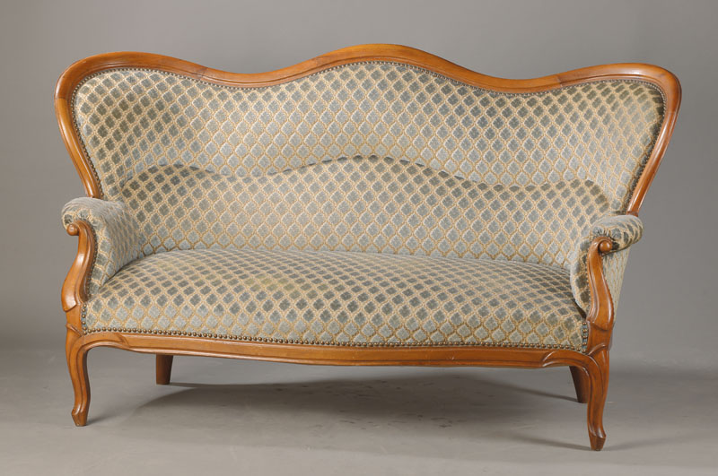 Salonsofa, sog. Canape, süddeutsch, um 1850/60, Nussbaum, allseitig geschweift, Polster u. Bezug mit Gebr.-Sp., ca. 96x173x80 cm, Sh. ca. 43 cm
