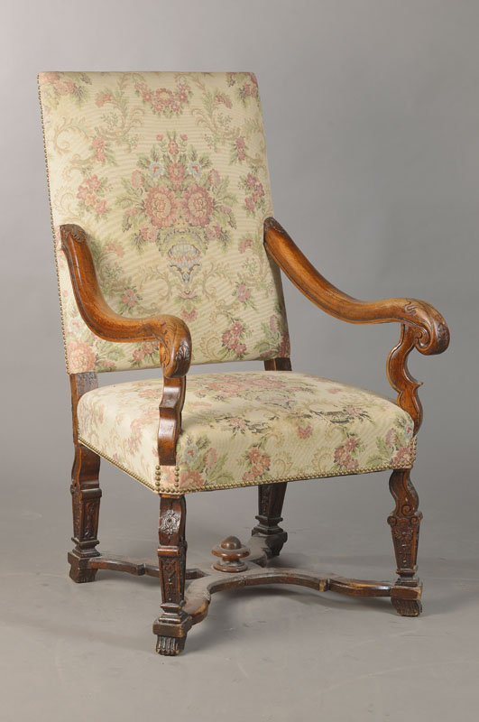 Üppiger Barockstil-Sessel, deutsch, um 1870/80 Nussbaum massiv, im Stil von 1700, Beine konisch verlaufend mit Kreuzsteg, Handläufe mit ...
