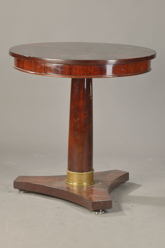 Seltener Empire-Salontisch, wohl Frankreich, um 1805, Mahagoni auf Eiche, runder Schaft mit 3-fach eingezogener Sockelplatte, Messingring, Platte mit ...