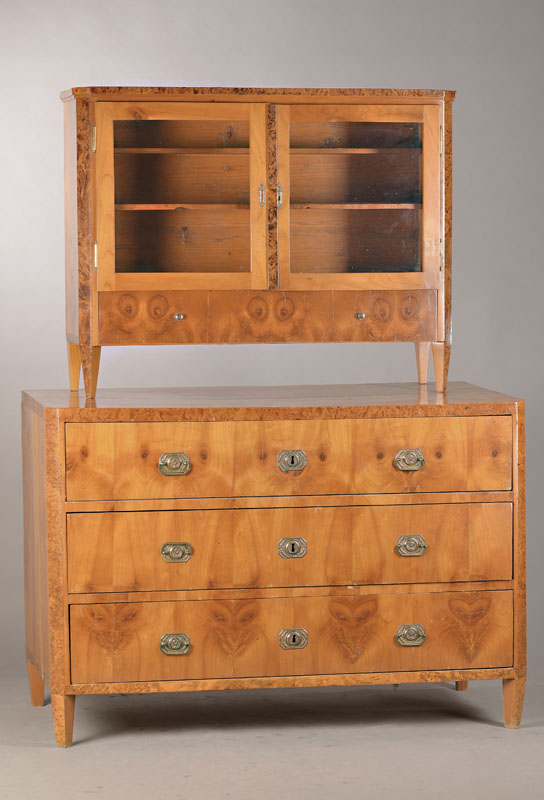 Biedermeier-Aufsatzkommode, wohl Bayern, Raum Würzburg, um 1815/20, Nussbaumfurnier z.T.4 -fach gespiegelt verlegt, Kommode 3-schübig, ...
