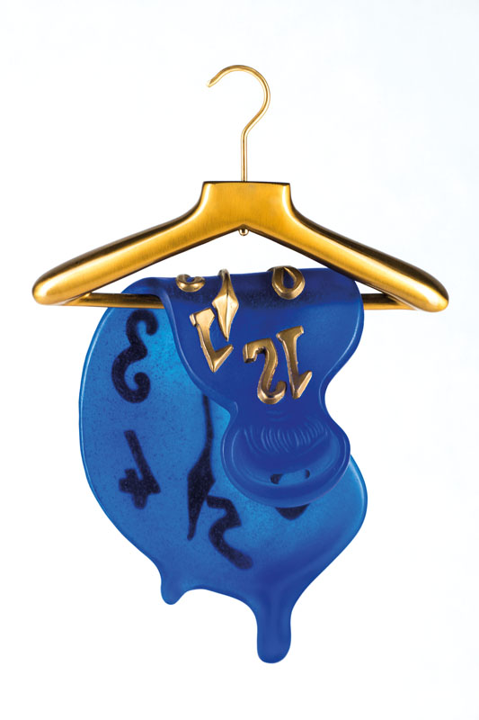Detail a: Salvador Dali, 1904-1989, La Montre Molle, 1971, Glasskulptur, pate-de-verre in Blau und Gold, an einem Bronze-Kleiderbügel hängend, sign., num. ...