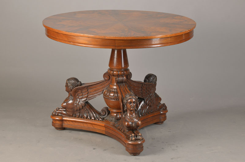 Salontisch, wohl Frankreich, um 1860/70, Empire-Stil, Nussbaum massiv, furniert, dreifach eingezogene Sockelplatte mit detailreich geschnitzten ...