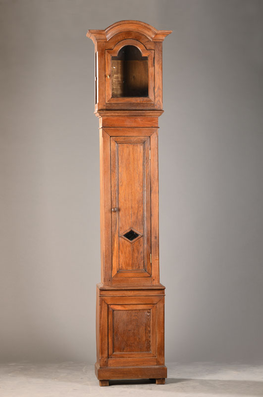 Gehäuse einer Standuhr, für Comtoise o.ä., wohl Frankreich um 1830/50, mass. Holzgehäuse, Mitteleiche, 2teilig, Kopf (nach oben) abnehmbar, stark ...