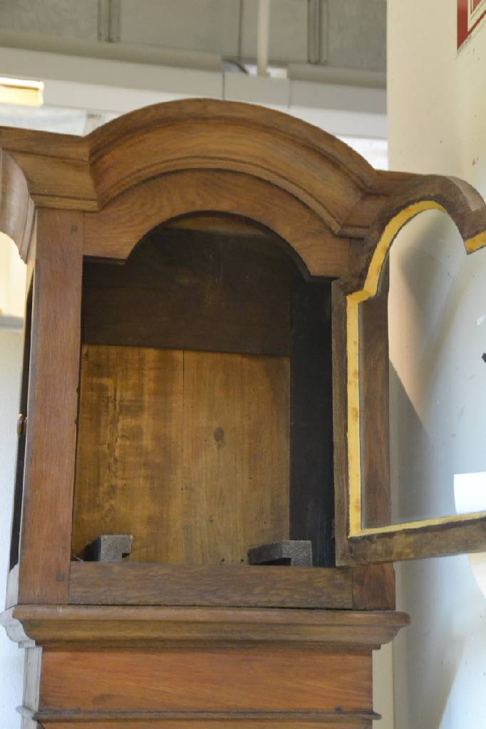 Detail a: Gehäuse einer Standuhr, für Comtoise o.ä., wohl Frankreich um 1830/50, mass. Holzgehäuse, Mitteleiche, 2teilig, Kopf (nach oben) abnehmbar, stark ...