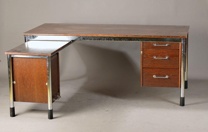 Schreibtisch, deutsch, um 1965, Eisenrohr verchromt, Platte Mooreiche, 3-schübiger Kasten, links Auszugsplatte mit Rollschränkchen, ...