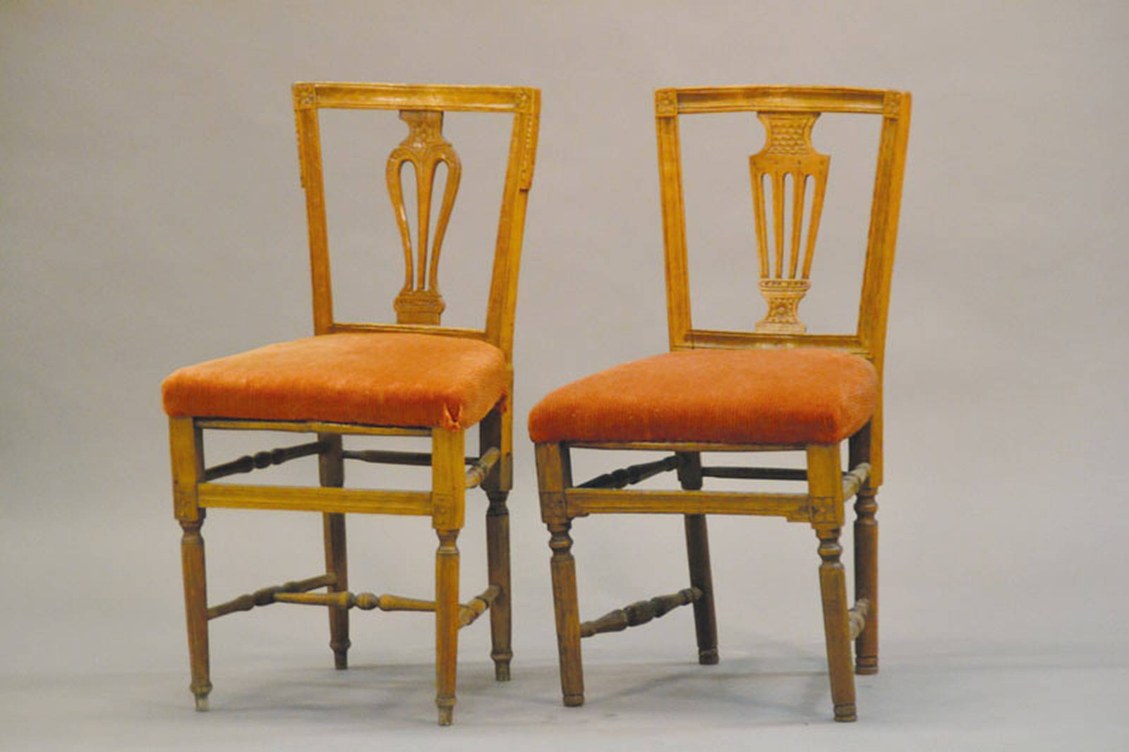 5 Stühle, deutsch, um 1800, Nussbaum massiv,klassizistisch, Rückenlehne in sich gewölbt mit stilisierter Vasenversproßung, Polster u. Bezug mit ...
