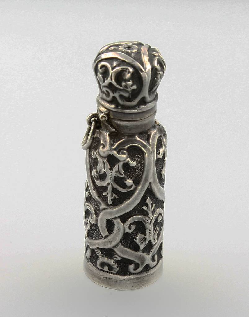 Parfumflakon mit Stöpsel, Frankreich um 1900, 800er Silber, florale Gravur, Grund punz., z.T. grav., teilverg., Meistermarke LM mit Kampfbeil ...