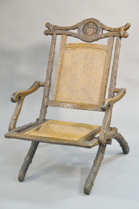 Seltener Faltstuhl, wohl Brienz, um 1850/60, Eiche massiv, Stuhlkonstruktion naturalistisch-realistisch als Äste ausgeführt, Rattangeflecht besch., ...