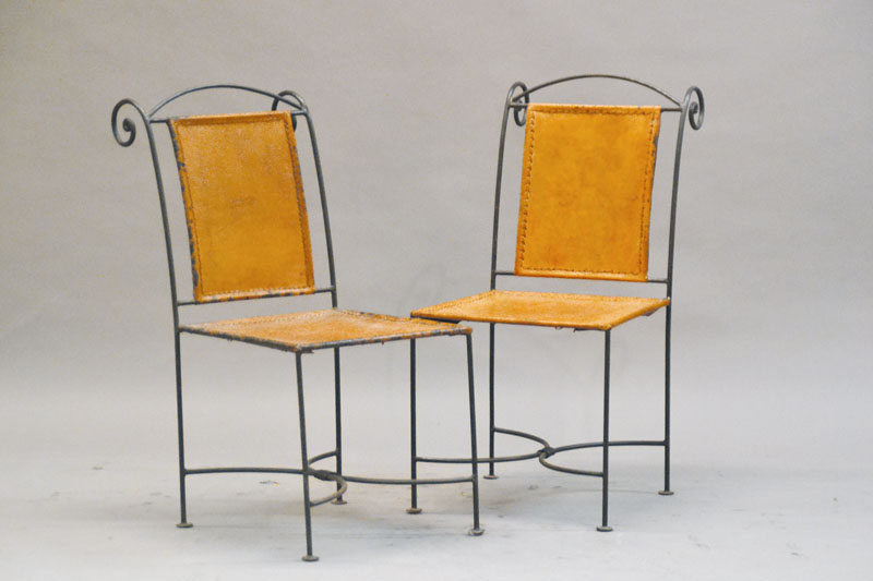 Paar lederbespannte Stahlstühle, Stahlrohr in eleganter Ausführung mit Rindsleder bespannt, H. ca. 97 cm, Sh. ca. 48 cm