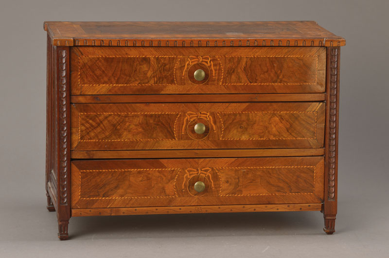 Louis-Seize-Miniaturkommode, süddeutsch, um 1770/80, Nussbaum- u. Wurzelnussfurnier, stiltypische u. beispielhafte Ansammlung klassizistischen ...