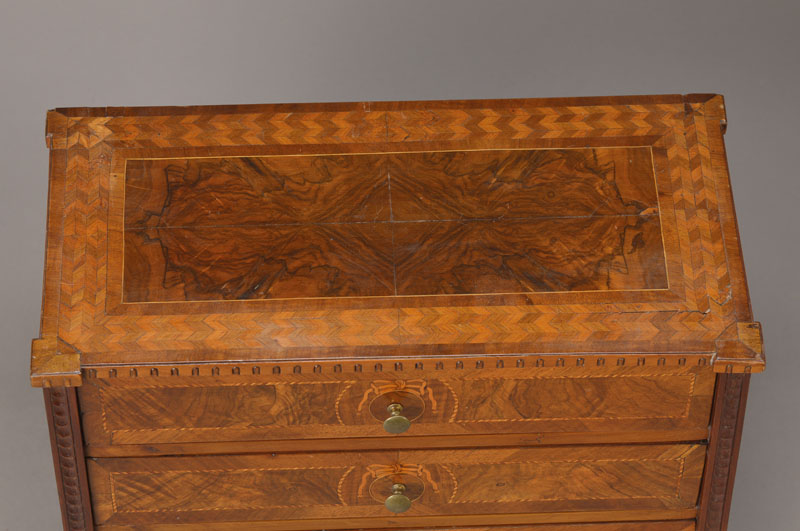 Detail a: Louis-Seize-Miniaturkommode, süddeutsch, um 1770/80, Nussbaum- u. Wurzelnussfurnier, stiltypische u. beispielhafte Ansammlung klassizistischen ...