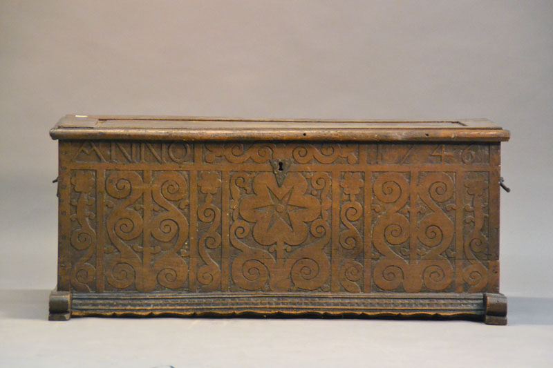 Truhe, westdeutsch, dat. 1746, Eiche massiv,Flachschnitzerei, Truhenkasten auf Kufen, ca. 58x157x62 cm