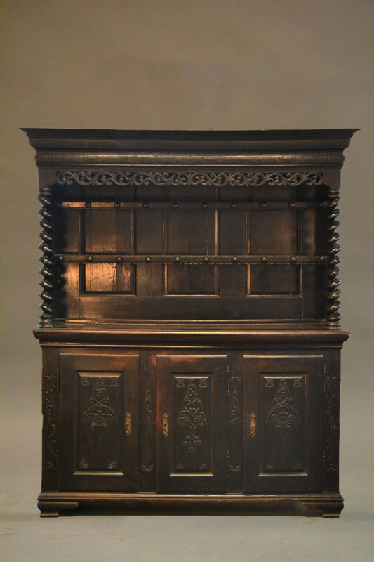 Tellerboard-Schrank, wohl Niedersachsen, dat. 1735, Eiche massiv, Unterteil 3-türig, mittige Tür mit Schüben, Aufsatz mit Tellerständer, Großer ...