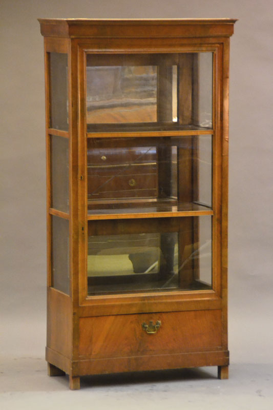 Vitrine, deutsch, um 1830/40, Korpus Weichholz, Nußbaumfurnier, dreiseitig verglast Rückseite verspiegelt, Glas aus der Zeit, profilierte Leiste, 3 ...