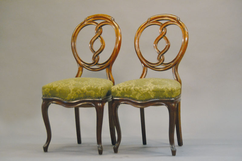 Paar Brezelstühle, deutsch, um 1860, Nussbaum massiv, fein gerieft, Polster u. Bezug mit Gebr.-Sp., H. ca. 93 cm, Sh. ca. 50 cm
