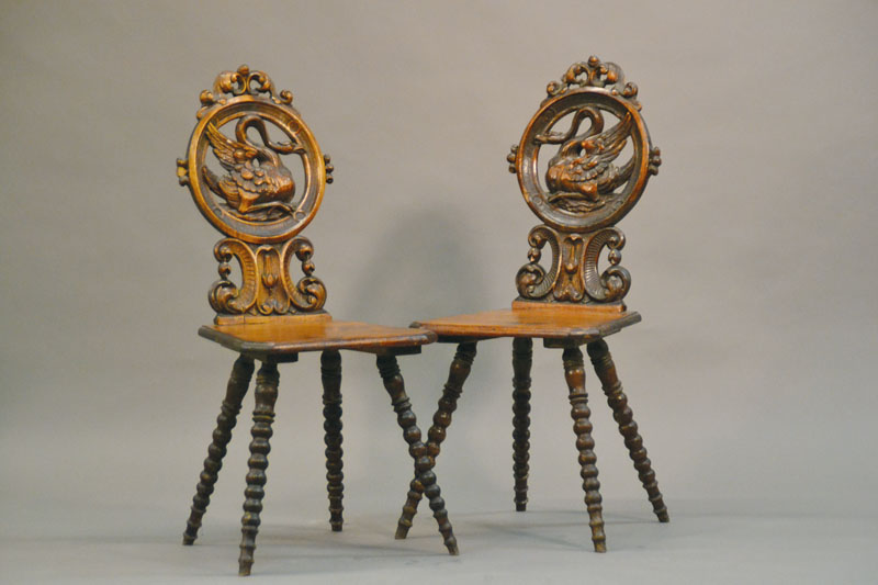Paar Brettstühle, Historismus, um 1880, Schwanenrücken, Buche massiv, Alterssp., selten fein ausgeführt, H. ca. 101 cm, Sh. ca. 47 cm