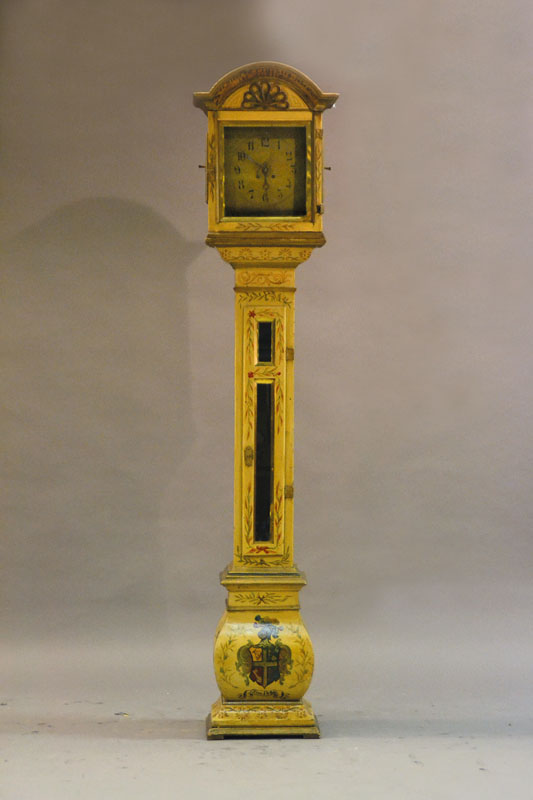 Standuhr, Barock, mit ergänztem Werk, um 1760, Holzgehäuse, reich profiliert, gebauchter Sockel mit Adelswappen, aufgesetztes Oberteil, sekundär ...