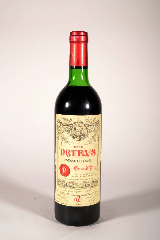 1 Flasche 1976 Petrus Pomerol, ca. 73 cl, 12 % Vol., Füllstand: ca. top shoulder, unverkostet, Etikett min. besch. sonst sehr guter ...