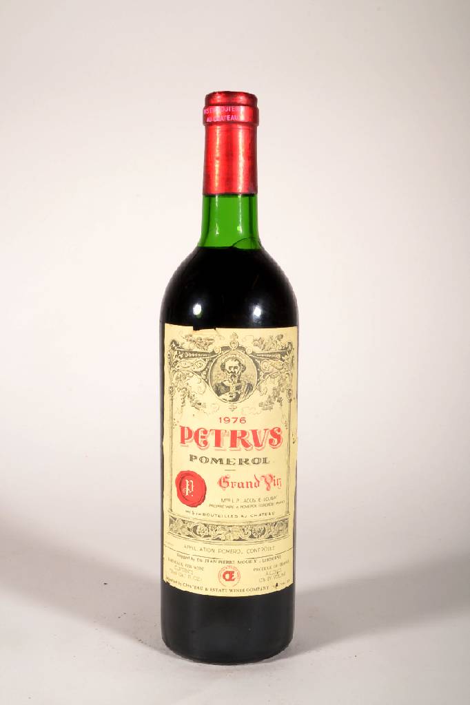 1 Flasche 1976 Petrus Pomerol, ca. 73 cl, 12 % Vol., Füllstand: ca. top shoulder, Etikett l. besch. sonst guter Erhaltungszustand, sammelwürdig, ...