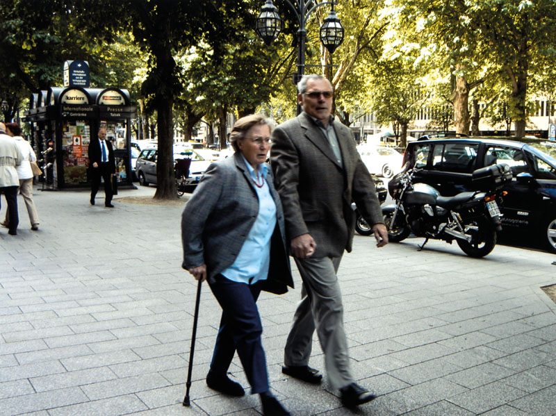 Thomas Struth und Hubert Ostendorf, Obdachlose fotografieren Passanten, Farbfotografie, fotografiert von: Ilse Bechte,Bild Nr. 26, Ed. 2/3, verso ...
