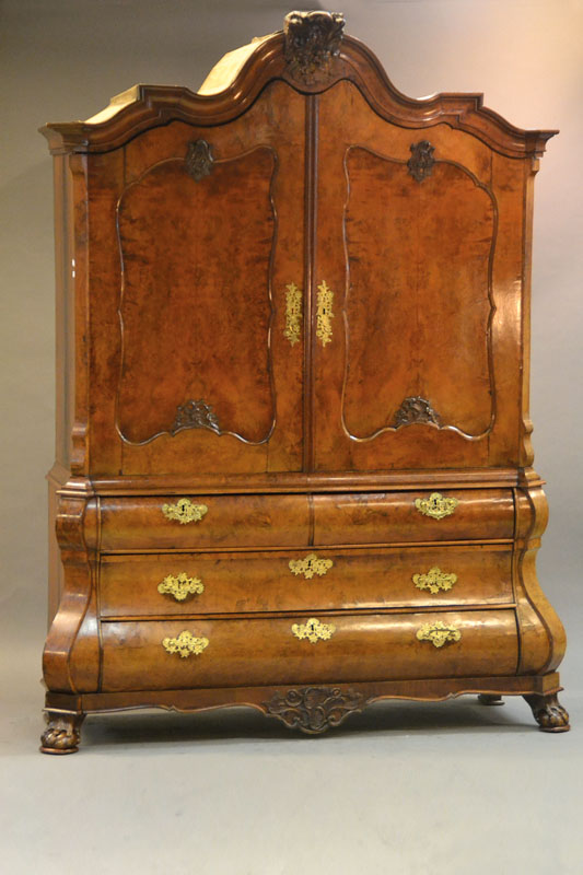 Aufsatzmöbel, Niederlande, um 1750/60, ca. 230x178x55 cm, Eichekorpus mit Ahornwurzelfurnier, schöne original Beschläge aus Messing original ...