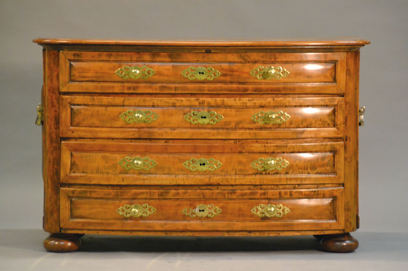 Barockkommode, deutsch, Hessen, um 1730/40, Kirsch-Weichholz, Nussbaum-Wurzelfurnier, gespiegelt verlegt, Frontgewölbt, reiche ...