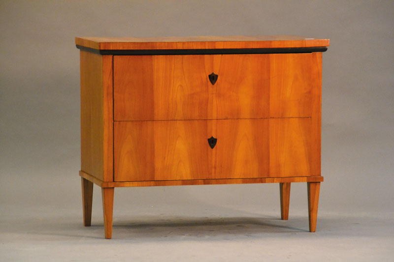 Kommode im Biedermeier, deutsch, um 1900 2-schübig, Kirschbaumfurnier doppelt gespiegelt verlegt, Weichholzkorpus, konische Vierkantbeine, partiell ...