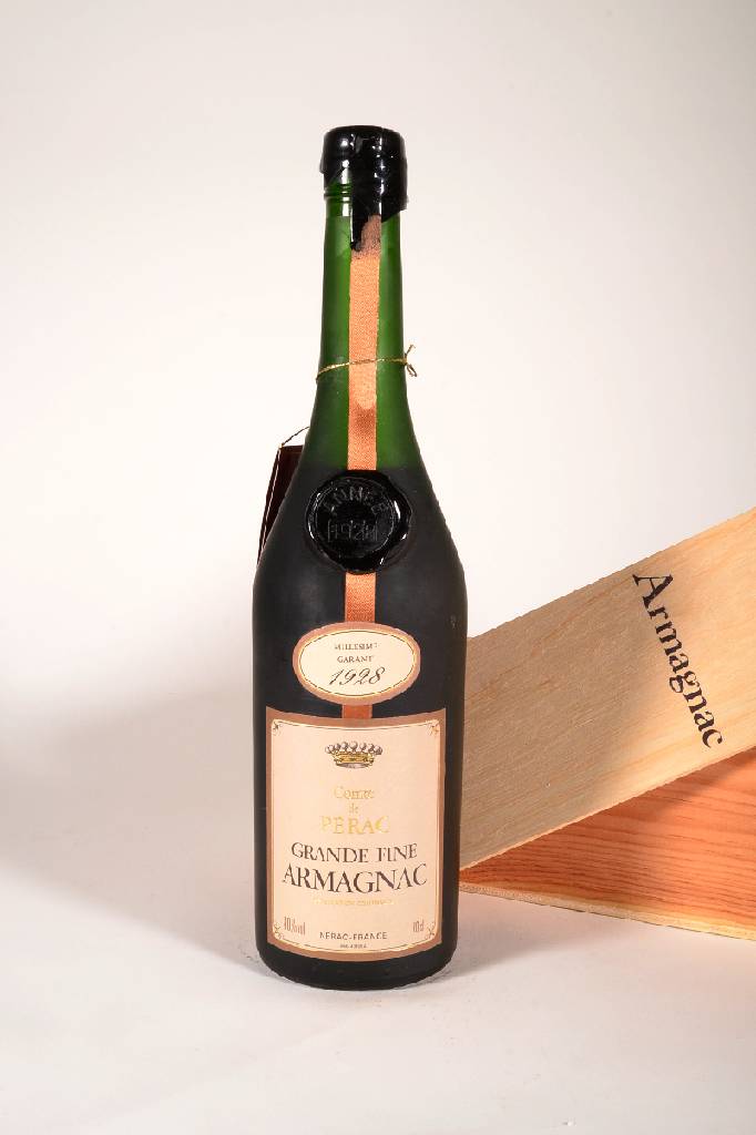1 Flasche 1928 Comte de Perac Grande fine Armagnac, ca. 70 cl, 40 % Vol., Abstand zwischen Kapsel und Armagnac: ca. 8,5 cm, unverkostet, Kapselwachs ...