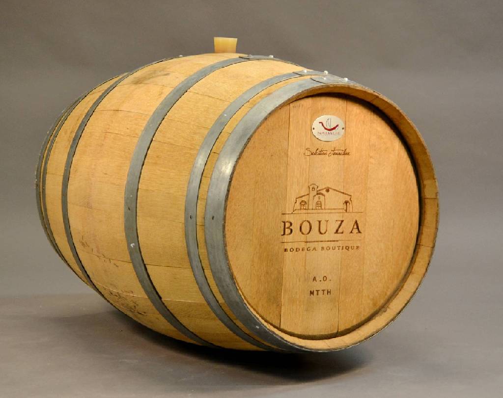 Weinfass, Uruguay, 20. Jh., Hersteller: Nadalie Santiago Chile vom Weingut Bouza, Eiche, Füllvolumen: ca. 225 L, aufwendiger Brand im Deckel mit ...