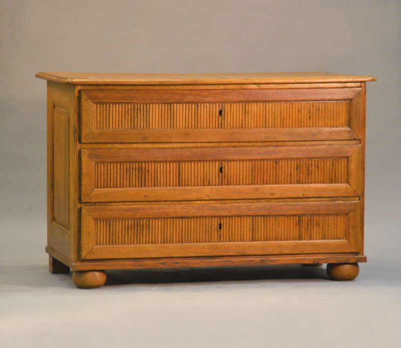Kommode, wohl Hessen, um 1800, Eiche massiv, 3-schübig, Quetschfüße, Seiten schlicht kassettiert, Schubladenfronten in geripptem Dekor, Schlösser ...