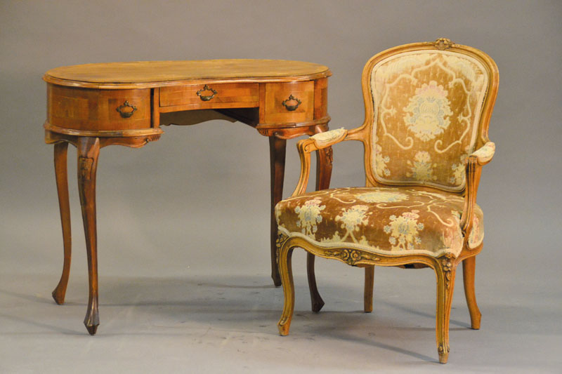 Damenschreibtisch Italien 50er Jahre und Sessel, Frankreich um 1870, Tisch in typischer Nierenform, 3-schübig, Nussbaumfurnier, st. Furniersch., ca. ...
