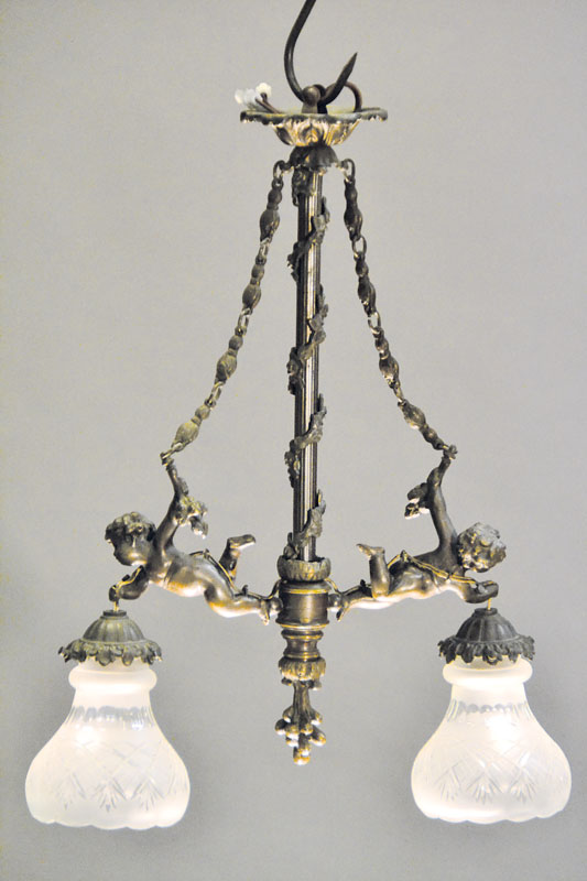 Deckenlampe, Frankreich, um 1900, Bronzemontur mit zwei vollplstischen Putten, farbloser Glasschirm, geschliffen und teilmattiert, an den Rändern ...