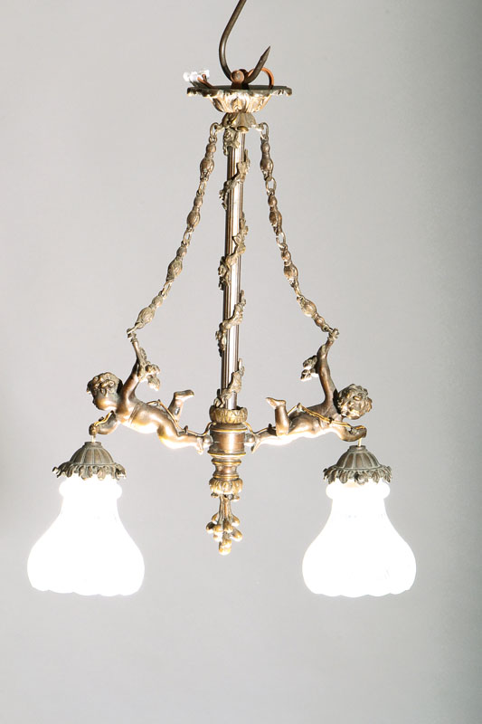 Detail a: Deckenlampe, Frankreich, um 1900, Bronzemontur mit zwei vollplstischen Putten, farbloser Glasschirm, geschliffen und teilmattiert, an den Rändern ...