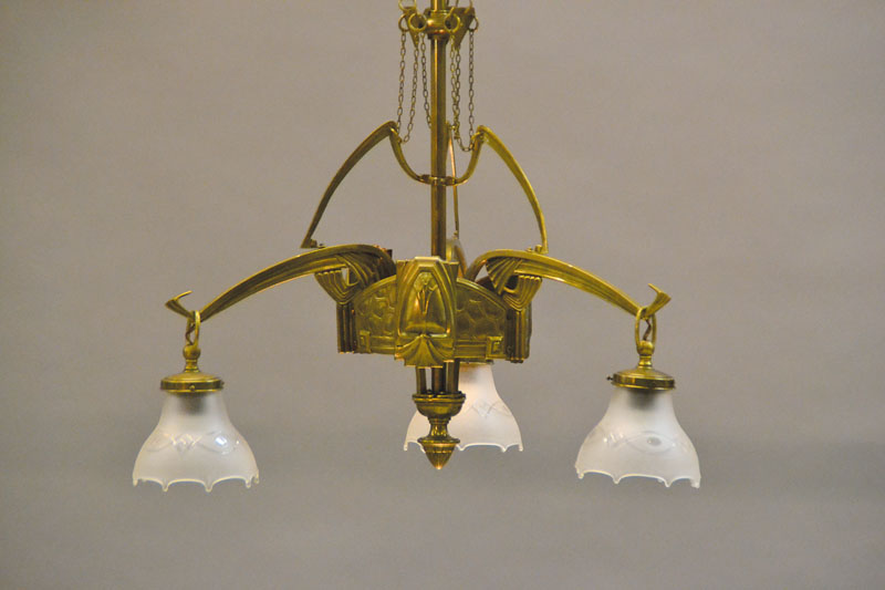 Deckenlampe, deutsch, um 1900-10, Messingfassung mit stiltypischem geprägtem Dekor, drei Brennstellen mit farblosen, mattierten und geschliffenen ...