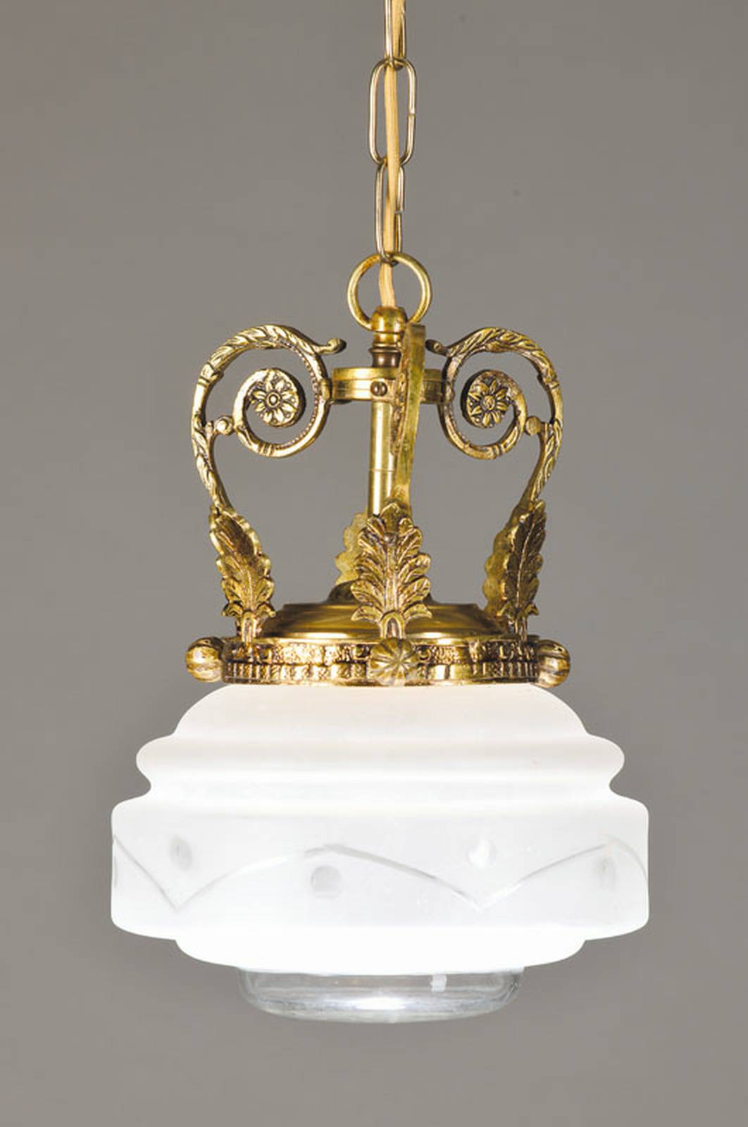 Spanische Dielenlampe, um 1925, mit schwerer verzierter Messing Gürtelung, daran sandgestrahlter Glaskorpus mit ausgeschliffener Musterung, ...