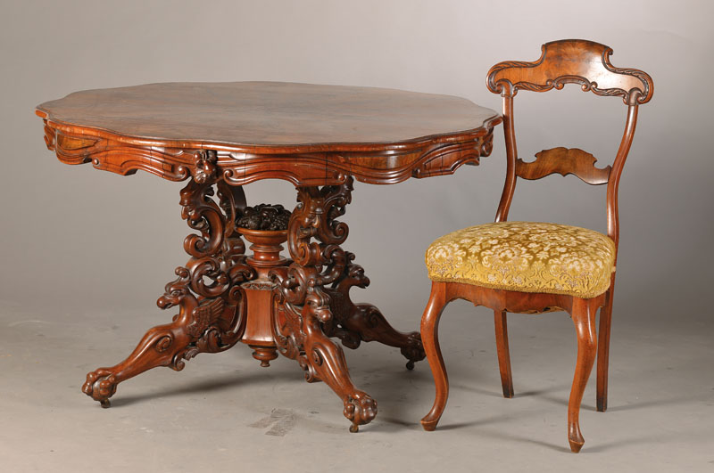 Salon-Garnitur, deutsch, um 1880, Tisch und vier Stühle, Tisch mit aufwendig geschnitztem Unterbau, Ausarbeitung von Fabelwesen, Fratzen, mittiges ...