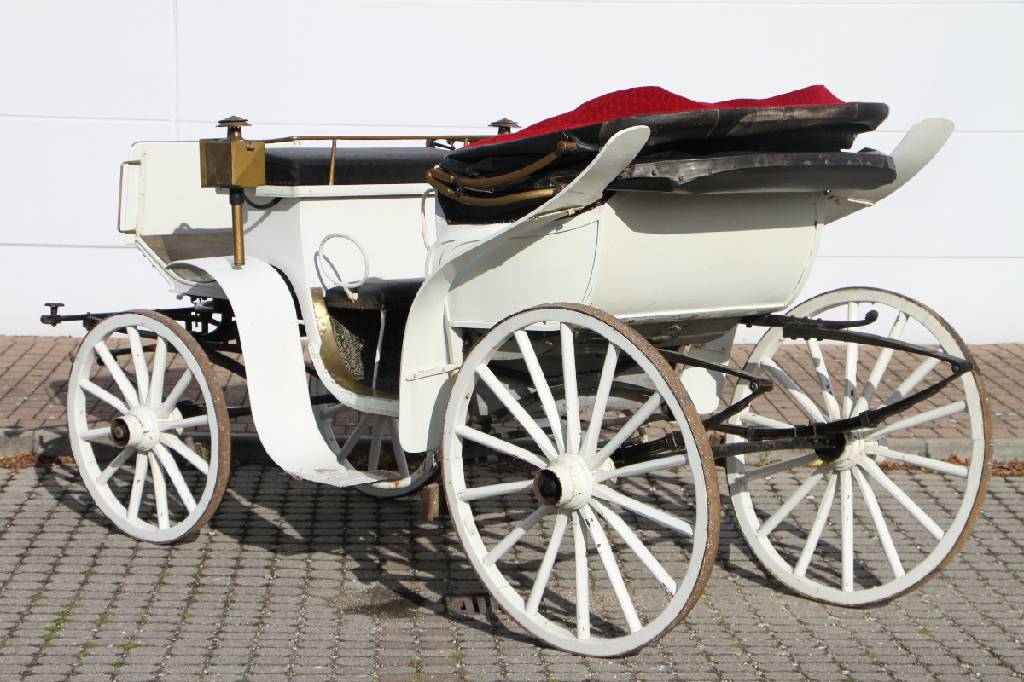 Detail e: Hochzeitskutsche, deutsch um 1890, hochwertige Wagnerarbeit, Eisenkonstruktion mit doppelter Federung, Buche und Eiche massiv, nachträglich weiß ...