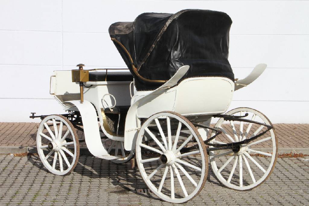 Detail f: Hochzeitskutsche, deutsch um 1890, hochwertige Wagnerarbeit, Eisenkonstruktion mit doppelter Federung, Buche und Eiche massiv, nachträglich weiß ...